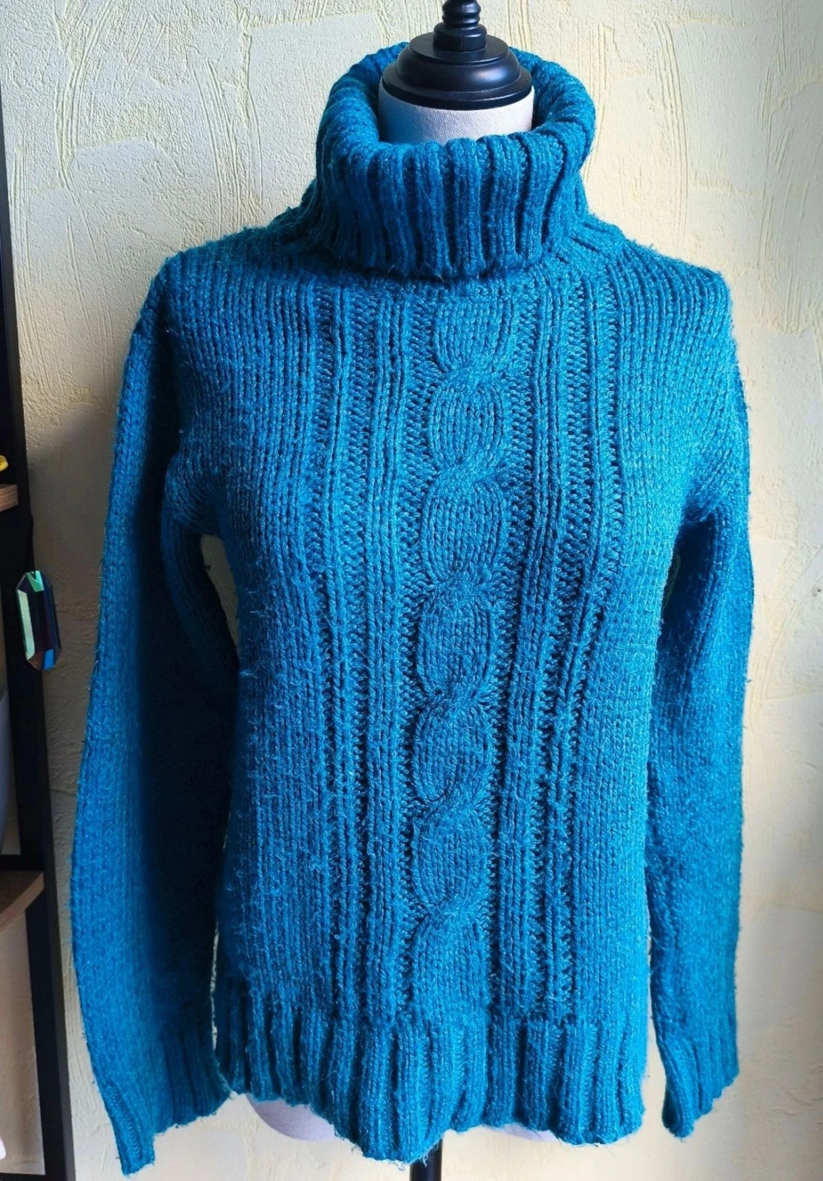 Pull col roulé bleu canard en maille torsadée